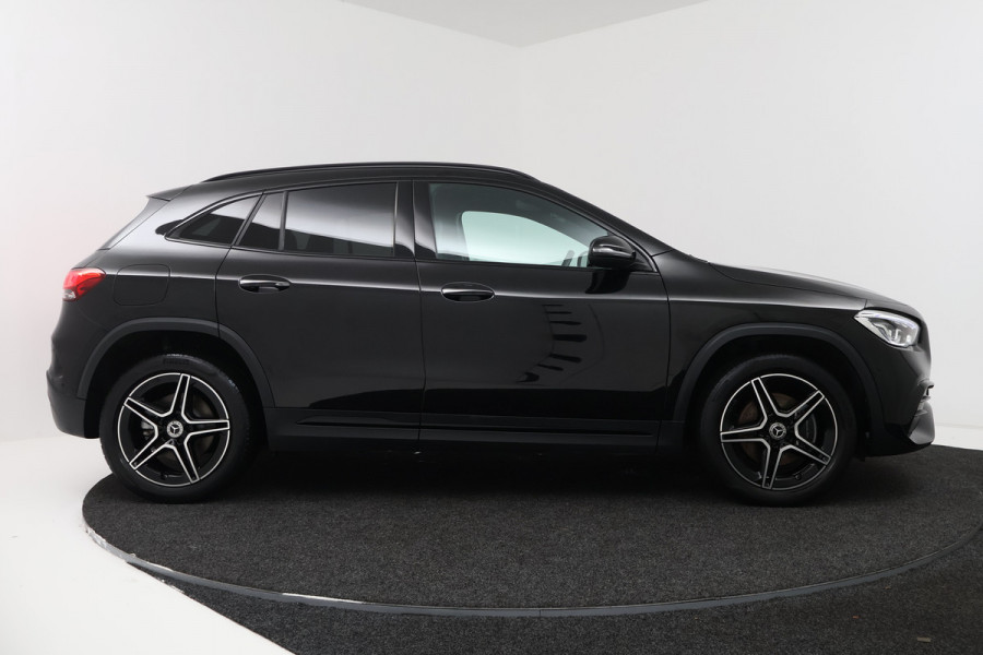Mercedes-Benz GLA 250 e AMG Line (SFEERVERLICHTING, CAMERA, STOELVERWARMING, LED, 1e EIGENAAR)