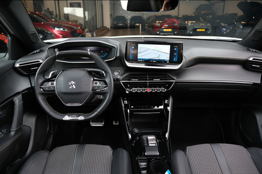 Peugeot 2008 1.2 PureTech GT *PANORAMADAK/STOELVERWARMING* Afn. Trekhaak/Apple Carplay/Navi/Camera VOL