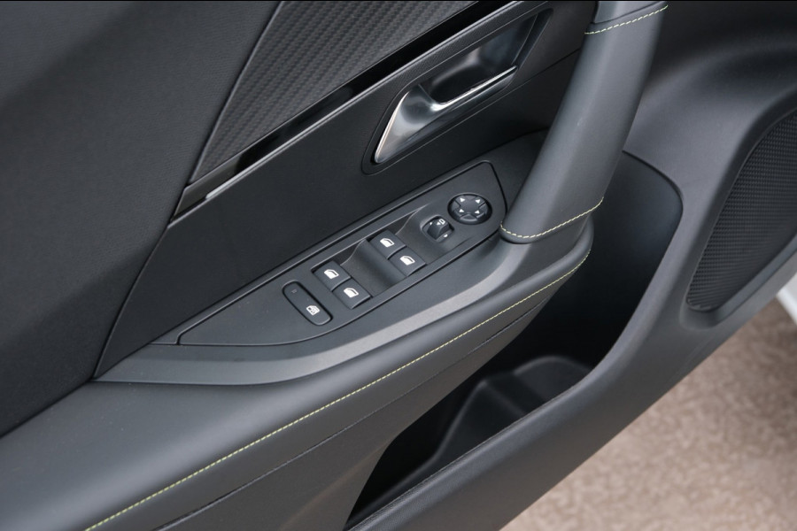Peugeot 2008 1.2 PureTech GT *PANORAMADAK/STOELVERWARMING* Afn. Trekhaak/Apple Carplay/Navi/Camera VOL