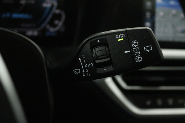 BMW 3 Serie Touring 330e Edition M Sport Plus (PANORAMADAK, STOELVERWARMING, CARPLAY, CAMERA, DEALER ONDERHOUDEN)