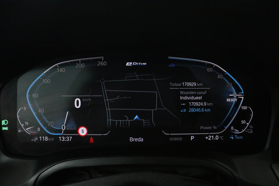 BMW 3 Serie Touring 330e Edition M Sport Plus (PANORAMADAK, STOELVERWARMING, CARPLAY, CAMERA, DEALER ONDERHOUDEN)