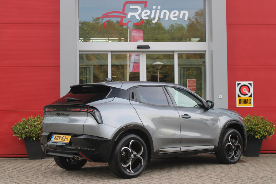 Alfa Romeo junior 1.2 145PK AUTOMAAT Hybrid IBRIDA TI | TECHNO PACK: (LED MATRIX KOPLAMPEN, DRAADLOZE TELEFOONLADER, DODEHOEK DETECTIE, PARKEERSENSOREN VOOR ACHTER EN ZIJKANT, NAVIGATIE, ELEKTRISCH BEDIENBARE ACHTERKLEP, KEYLESS ENTRY, ADAPTIVE CRUISE CONTROL, ACHTERUITRIJ CAMERA) | PACK TI: (ELEKTRISCH BEDIENBARE BESTUUDERSSTOEL, VERKEERSBORDEN WEERGAVE, GETINTE ACHTERRUITEN, SFEER VERLICHTING, GLANZEND ZWARTE BODYKIT, 10,25" TOUCHSCREEN, LEDEREN STUURWIEL, VERSTELBARE KOFFERVLOER OP 3 NIVEAUS) | 18" LICHTMETALEN VELGEN "FORI" | DRAADLOZE APPLE CARPLAY/ANDROID AUTO | MASSAGE FUNCTIE OP