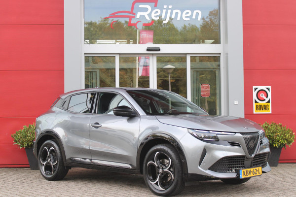 Alfa Romeo junior 1.2 145PK AUTOMAAT Hybrid IBRIDA TI | TECHNO PACK: (LED MATRIX KOPLAMPEN, DRAADLOZE TELEFOONLADER, DODEHOEK DETECTIE, PARKEERSENSOREN VOOR ACHTER EN ZIJKANT, NAVIGATIE, ELEKTRISCH BEDIENBARE ACHTERKLEP, KEYLESS ENTRY, ADAPTIVE CRUISE CONTROL, ACHTERUITRIJ CAMERA) | PACK TI: (ELEKTRISCH BEDIENBARE BESTUUDERSSTOEL, VERKEERSBORDEN WEERGAVE, GETINTE ACHTERRUITEN, SFEER VERLICHTING, GLANZEND ZWARTE BODYKIT, 10,25" TOUCHSCREEN, LEDEREN STUURWIEL, VERSTELBARE KOFFERVLOER OP 3 NIVEAUS) | 18" LICHTMETALEN VELGEN "FORI" | DRAADLOZE APPLE CARPLAY/ANDROID AUTO | MASSAGE FUNCTIE OP