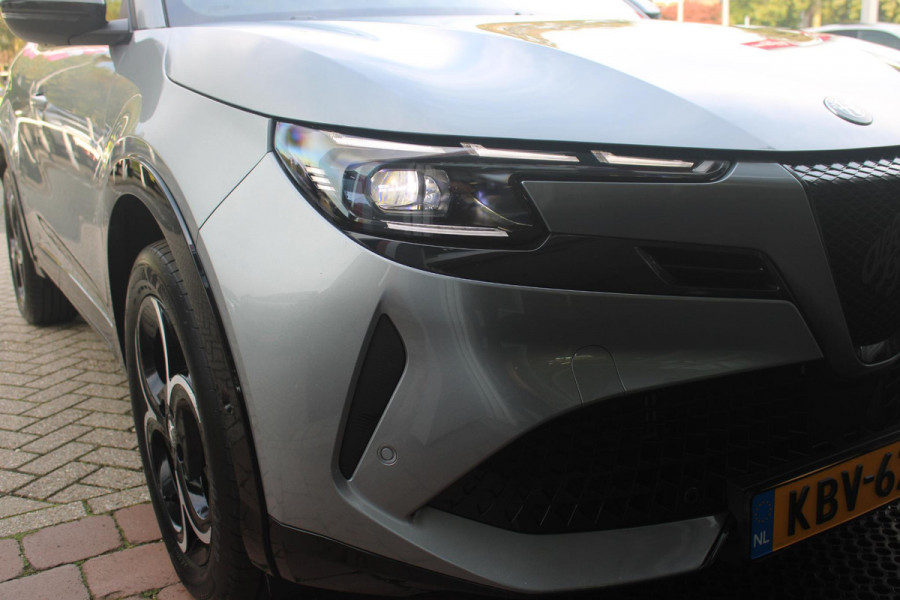Alfa Romeo junior 1.2 145PK AUTOMAAT Hybrid IBRIDA TI | TECHNO PACK: (LED MATRIX KOPLAMPEN, DRAADLOZE TELEFOONLADER, DODEHOEK DETECTIE, PARKEERSENSOREN VOOR ACHTER EN ZIJKANT, NAVIGATIE, ELEKTRISCH BEDIENBARE ACHTERKLEP, KEYLESS ENTRY, ADAPTIVE CRUISE CONTROL, ACHTERUITRIJ CAMERA) | PACK TI: (ELEKTRISCH BEDIENBARE BESTUUDERSSTOEL, VERKEERSBORDEN WEERGAVE, GETINTE ACHTERRUITEN, SFEER VERLICHTING, GLANZEND ZWARTE BODYKIT, 10,25" TOUCHSCREEN, LEDEREN STUURWIEL, VERSTELBARE KOFFERVLOER OP 3 NIVEAUS) | 18" LICHTMETALEN VELGEN "FORI" | DRAADLOZE APPLE CARPLAY/ANDROID AUTO | MASSAGE FUNCTIE OP