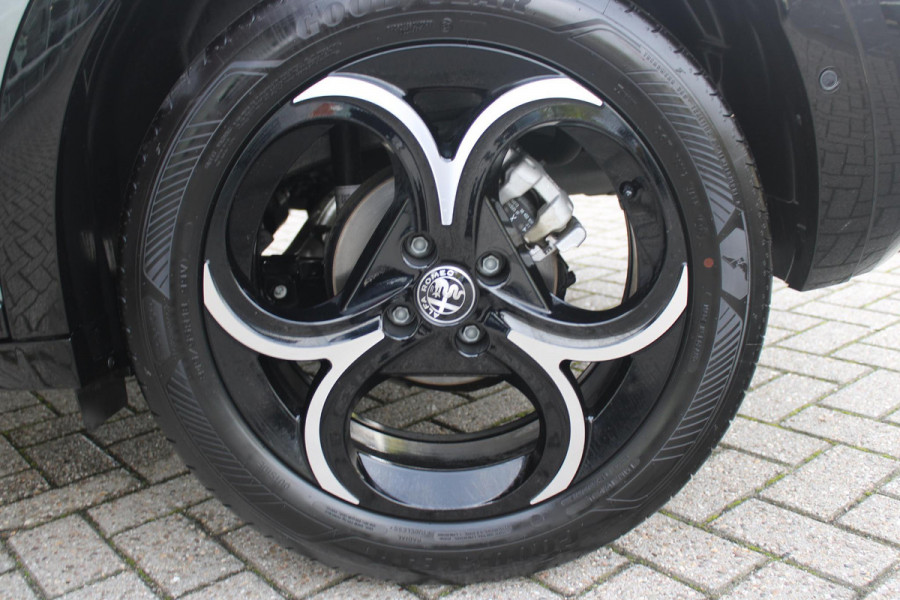 Alfa Romeo junior 1.2 145PK AUTOMAAT Hybrid IBRIDA TI | TECHNO PACK: (LED MATRIX KOPLAMPEN, DRAADLOZE TELEFOONLADER, DODEHOEK DETECTIE, PARKEERSENSOREN VOOR ACHTER EN ZIJKANT, NAVIGATIE, ELEKTRISCH BEDIENBARE ACHTERKLEP, KEYLESS ENTRY, ADAPTIVE CRUISE CONTROL, ACHTERUITRIJ CAMERA) | PACK TI: (ELEKTRISCH BEDIENBARE BESTUUDERSSTOEL, VERKEERSBORDEN WEERGAVE, GETINTE ACHTERRUITEN, SFEER VERLICHTING, GLANZEND ZWARTE BODYKIT, 10,25" TOUCHSCREEN, LEDEREN STUURWIEL, VERSTELBARE KOFFERVLOER OP 3 NIVEAUS) | 18" LICHTMETALEN VELGEN "FORI" | DRAADLOZE APPLE CARPLAY/ANDROID AUTO | MASSAGE FUNCTIE OP