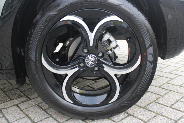 Alfa Romeo junior 1.2 145PK AUTOMAAT Hybrid IBRIDA TI | TECHNO PACK: (LED MATRIX KOPLAMPEN, DRAADLOZE TELEFOONLADER, DODEHOEK DETECTIE, PARKEERSENSOREN VOOR ACHTER EN ZIJKANT, NAVIGATIE, ELEKTRISCH BEDIENBARE ACHTERKLEP, KEYLESS ENTRY, ADAPTIVE CRUISE CONTROL, ACHTERUITRIJ CAMERA) | PACK TI: (ELEKTRISCH BEDIENBARE BESTUUDERSSTOEL, VERKEERSBORDEN WEERGAVE, GETINTE ACHTERRUITEN, SFEER VERLICHTING, GLANZEND ZWARTE BODYKIT, 10,25" TOUCHSCREEN, LEDEREN STUURWIEL, VERSTELBARE KOFFERVLOER OP 3 NIVEAUS) | 18" LICHTMETALEN VELGEN "FORI" | DRAADLOZE APPLE CARPLAY/ANDROID AUTO | MASSAGE FUNCTIE OP