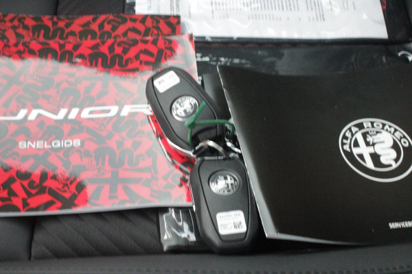 Alfa Romeo junior 1.2 145PK AUTOMAAT Hybrid IBRIDA TI | TECHNO PACK: (LED MATRIX KOPLAMPEN, DRAADLOZE TELEFOONLADER, DODEHOEK DETECTIE, PARKEERSENSOREN VOOR ACHTER EN ZIJKANT, NAVIGATIE, ELEKTRISCH BEDIENBARE ACHTERKLEP, KEYLESS ENTRY, ADAPTIVE CRUISE CONTROL, ACHTERUITRIJ CAMERA) | PACK TI: (ELEKTRISCH BEDIENBARE BESTUUDERSSTOEL, VERKEERSBORDEN WEERGAVE, GETINTE ACHTERRUITEN, SFEER VERLICHTING, GLANZEND ZWARTE BODYKIT, 10,25" TOUCHSCREEN, LEDEREN STUURWIEL, VERSTELBARE KOFFERVLOER OP 3 NIVEAUS) | 18" LICHTMETALEN VELGEN "FORI" | DRAADLOZE APPLE CARPLAY/ANDROID AUTO | MASSAGE FUNCTIE OP