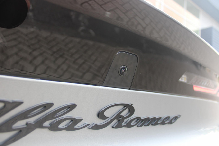 Alfa Romeo junior 1.2 145PK AUTOMAAT Hybrid IBRIDA TI | TECHNO PACK: (LED MATRIX KOPLAMPEN, DRAADLOZE TELEFOONLADER, DODEHOEK DETECTIE, PARKEERSENSOREN VOOR ACHTER EN ZIJKANT, NAVIGATIE, ELEKTRISCH BEDIENBARE ACHTERKLEP, KEYLESS ENTRY, ADAPTIVE CRUISE CONTROL, ACHTERUITRIJ CAMERA) | PACK TI: (ELEKTRISCH BEDIENBARE BESTUUDERSSTOEL, VERKEERSBORDEN WEERGAVE, GETINTE ACHTERRUITEN, SFEER VERLICHTING, GLANZEND ZWARTE BODYKIT, 10,25" TOUCHSCREEN, LEDEREN STUURWIEL, VERSTELBARE KOFFERVLOER OP 3 NIVEAUS) | 18" LICHTMETALEN VELGEN "FORI" | DRAADLOZE APPLE CARPLAY/ANDROID AUTO | MASSAGE FUNCTIE OP