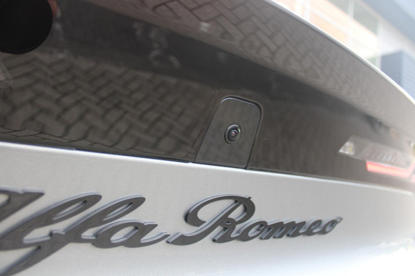 Alfa Romeo junior 1.2 145PK AUTOMAAT Hybrid IBRIDA TI | TECHNO PACK: (LED MATRIX KOPLAMPEN, DRAADLOZE TELEFOONLADER, DODEHOEK DETECTIE, PARKEERSENSOREN VOOR ACHTER EN ZIJKANT, NAVIGATIE, ELEKTRISCH BEDIENBARE ACHTERKLEP, KEYLESS ENTRY, ADAPTIVE CRUISE CONTROL, ACHTERUITRIJ CAMERA) | PACK TI: (ELEKTRISCH BEDIENBARE BESTUUDERSSTOEL, VERKEERSBORDEN WEERGAVE, GETINTE ACHTERRUITEN, SFEER VERLICHTING, GLANZEND ZWARTE BODYKIT, 10,25" TOUCHSCREEN, LEDEREN STUURWIEL, VERSTELBARE KOFFERVLOER OP 3 NIVEAUS) | 18" LICHTMETALEN VELGEN "FORI" | DRAADLOZE APPLE CARPLAY/ANDROID AUTO | MASSAGE FUNCTIE OP