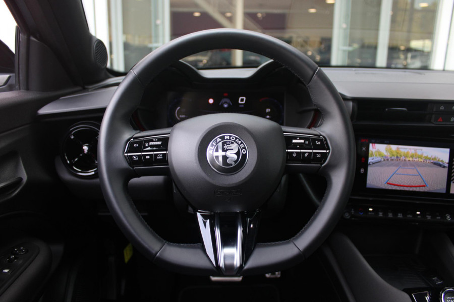 Alfa Romeo junior 1.2 145PK AUTOMAAT Hybrid IBRIDA TI | TECHNO PACK: (LED MATRIX KOPLAMPEN, DRAADLOZE TELEFOONLADER, DODEHOEK DETECTIE, PARKEERSENSOREN VOOR ACHTER EN ZIJKANT, NAVIGATIE, ELEKTRISCH BEDIENBARE ACHTERKLEP, KEYLESS ENTRY, ADAPTIVE CRUISE CONTROL, ACHTERUITRIJ CAMERA) | PACK TI: (ELEKTRISCH BEDIENBARE BESTUUDERSSTOEL, VERKEERSBORDEN WEERGAVE, GETINTE ACHTERRUITEN, SFEER VERLICHTING, GLANZEND ZWARTE BODYKIT, 10,25" TOUCHSCREEN, LEDEREN STUURWIEL, VERSTELBARE KOFFERVLOER OP 3 NIVEAUS) | 18" LICHTMETALEN VELGEN "FORI" | DRAADLOZE APPLE CARPLAY/ANDROID AUTO | MASSAGE FUNCTIE OP