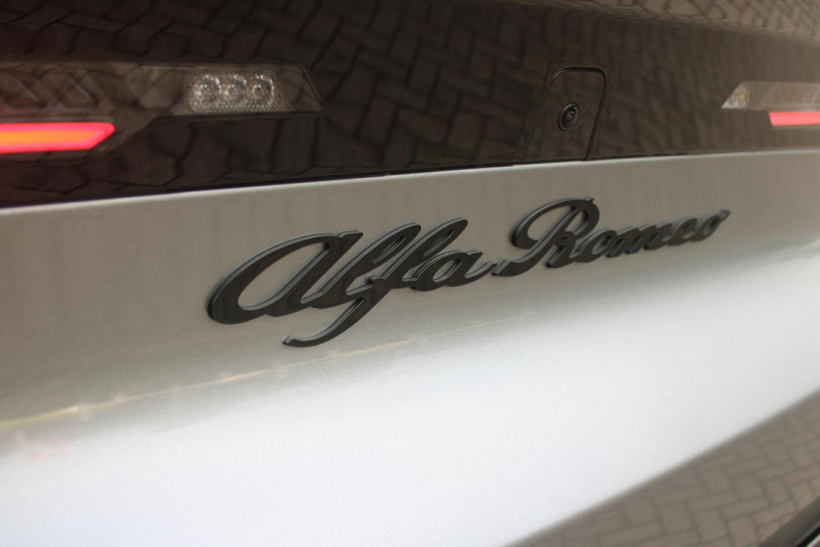 Alfa Romeo junior 1.2 145PK AUTOMAAT Hybrid IBRIDA TI | TECHNO PACK: (LED MATRIX KOPLAMPEN, DRAADLOZE TELEFOONLADER, DODEHOEK DETECTIE, PARKEERSENSOREN VOOR ACHTER EN ZIJKANT, NAVIGATIE, ELEKTRISCH BEDIENBARE ACHTERKLEP, KEYLESS ENTRY, ADAPTIVE CRUISE CONTROL, ACHTERUITRIJ CAMERA) | PACK TI: (ELEKTRISCH BEDIENBARE BESTUUDERSSTOEL, VERKEERSBORDEN WEERGAVE, GETINTE ACHTERRUITEN, SFEER VERLICHTING, GLANZEND ZWARTE BODYKIT, 10,25" TOUCHSCREEN, LEDEREN STUURWIEL, VERSTELBARE KOFFERVLOER OP 3 NIVEAUS) | 18" LICHTMETALEN VELGEN "FORI" | DRAADLOZE APPLE CARPLAY/ANDROID AUTO | MASSAGE FUNCTIE OP