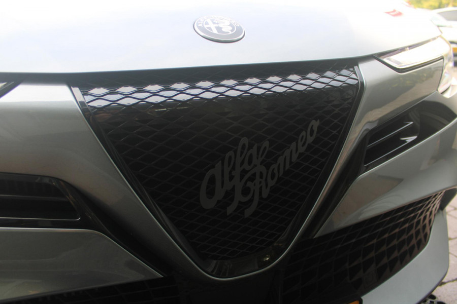 Alfa Romeo junior 1.2 145PK AUTOMAAT Hybrid IBRIDA TI | TECHNO PACK: (LED MATRIX KOPLAMPEN, DRAADLOZE TELEFOONLADER, DODEHOEK DETECTIE, PARKEERSENSOREN VOOR ACHTER EN ZIJKANT, NAVIGATIE, ELEKTRISCH BEDIENBARE ACHTERKLEP, KEYLESS ENTRY, ADAPTIVE CRUISE CONTROL, ACHTERUITRIJ CAMERA) | PACK TI: (ELEKTRISCH BEDIENBARE BESTUUDERSSTOEL, VERKEERSBORDEN WEERGAVE, GETINTE ACHTERRUITEN, SFEER VERLICHTING, GLANZEND ZWARTE BODYKIT, 10,25" TOUCHSCREEN, LEDEREN STUURWIEL, VERSTELBARE KOFFERVLOER OP 3 NIVEAUS) | 18" LICHTMETALEN VELGEN "FORI" | DRAADLOZE APPLE CARPLAY/ANDROID AUTO | MASSAGE FUNCTIE OP