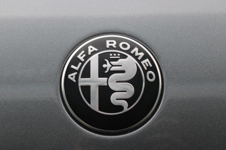 Alfa Romeo junior 1.2 145PK AUTOMAAT Hybrid IBRIDA TI | TECHNO PACK: (LED MATRIX KOPLAMPEN, DRAADLOZE TELEFOONLADER, DODEHOEK DETECTIE, PARKEERSENSOREN VOOR ACHTER EN ZIJKANT, NAVIGATIE, ELEKTRISCH BEDIENBARE ACHTERKLEP, KEYLESS ENTRY, ADAPTIVE CRUISE CONTROL, ACHTERUITRIJ CAMERA) | PACK TI: (ELEKTRISCH BEDIENBARE BESTUUDERSSTOEL, VERKEERSBORDEN WEERGAVE, GETINTE ACHTERRUITEN, SFEER VERLICHTING, GLANZEND ZWARTE BODYKIT, 10,25" TOUCHSCREEN, LEDEREN STUURWIEL, VERSTELBARE KOFFERVLOER OP 3 NIVEAUS) | 18" LICHTMETALEN VELGEN "FORI" | DRAADLOZE APPLE CARPLAY/ANDROID AUTO | MASSAGE FUNCTIE OP