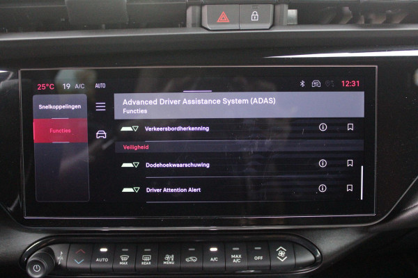 Alfa Romeo junior 1.2 145PK AUTOMAAT Hybrid IBRIDA TI | TECHNO PACK: (LED MATRIX KOPLAMPEN, DRAADLOZE TELEFOONLADER, DODEHOEK DETECTIE, PARKEERSENSOREN VOOR ACHTER EN ZIJKANT, NAVIGATIE, ELEKTRISCH BEDIENBARE ACHTERKLEP, KEYLESS ENTRY, ADAPTIVE CRUISE CONTROL, ACHTERUITRIJ CAMERA) | PACK TI: (ELEKTRISCH BEDIENBARE BESTUUDERSSTOEL, VERKEERSBORDEN WEERGAVE, GETINTE ACHTERRUITEN, SFEER VERLICHTING, GLANZEND ZWARTE BODYKIT, 10,25" TOUCHSCREEN, LEDEREN STUURWIEL, VERSTELBARE KOFFERVLOER OP 3 NIVEAUS) | 18" LICHTMETALEN VELGEN "FORI" | DRAADLOZE APPLE CARPLAY/ANDROID AUTO | MASSAGE FUNCTIE OP