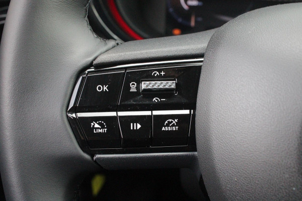 Alfa Romeo junior 1.2 145PK AUTOMAAT Hybrid IBRIDA TI | TECHNO PACK: (LED MATRIX KOPLAMPEN, DRAADLOZE TELEFOONLADER, DODEHOEK DETECTIE, PARKEERSENSOREN VOOR ACHTER EN ZIJKANT, NAVIGATIE, ELEKTRISCH BEDIENBARE ACHTERKLEP, KEYLESS ENTRY, ADAPTIVE CRUISE CONTROL, ACHTERUITRIJ CAMERA) | PACK TI: (ELEKTRISCH BEDIENBARE BESTUUDERSSTOEL, VERKEERSBORDEN WEERGAVE, GETINTE ACHTERRUITEN, SFEER VERLICHTING, GLANZEND ZWARTE BODYKIT, 10,25" TOUCHSCREEN, LEDEREN STUURWIEL, VERSTELBARE KOFFERVLOER OP 3 NIVEAUS) | 18" LICHTMETALEN VELGEN "FORI" | DRAADLOZE APPLE CARPLAY/ANDROID AUTO | MASSAGE FUNCTIE OP