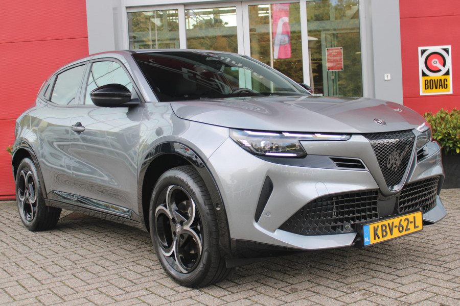 Alfa Romeo junior 1.2 145PK AUTOMAAT Hybrid IBRIDA TI | TECHNO PACK: (LED MATRIX KOPLAMPEN, DRAADLOZE TELEFOONLADER, DODEHOEK DETECTIE, PARKEERSENSOREN VOOR ACHTER EN ZIJKANT, NAVIGATIE, ELEKTRISCH BEDIENBARE ACHTERKLEP, KEYLESS ENTRY, ADAPTIVE CRUISE CONTROL, ACHTERUITRIJ CAMERA) | PACK TI: (ELEKTRISCH BEDIENBARE BESTUUDERSSTOEL, VERKEERSBORDEN WEERGAVE, GETINTE ACHTERRUITEN, SFEER VERLICHTING, GLANZEND ZWARTE BODYKIT, 10,25" TOUCHSCREEN, LEDEREN STUURWIEL, VERSTELBARE KOFFERVLOER OP 3 NIVEAUS) | 18" LICHTMETALEN VELGEN "FORI" | DRAADLOZE APPLE CARPLAY/ANDROID AUTO | MASSAGE FUNCTIE OP