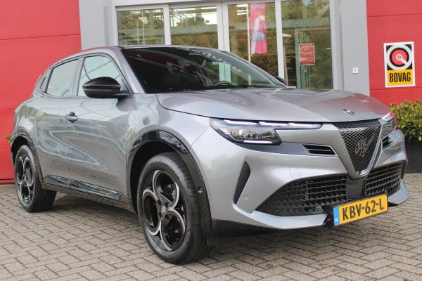 Alfa Romeo junior 1.2 145PK AUTOMAAT Hybrid IBRIDA TI | TECHNO PACK: (LED MATRIX KOPLAMPEN, DRAADLOZE TELEFOONLADER, DODEHOEK DETECTIE, PARKEERSENSOREN VOOR ACHTER EN ZIJKANT, NAVIGATIE, ELEKTRISCH BEDIENBARE ACHTERKLEP, KEYLESS ENTRY, ADAPTIVE CRUISE CONTROL, ACHTERUITRIJ CAMERA) | PACK TI: (ELEKTRISCH BEDIENBARE BESTUUDERSSTOEL, VERKEERSBORDEN WEERGAVE, GETINTE ACHTERRUITEN, SFEER VERLICHTING, GLANZEND ZWARTE BODYKIT, 10,25" TOUCHSCREEN, LEDEREN STUURWIEL, VERSTELBARE KOFFERVLOER OP 3 NIVEAUS) | 18" LICHTMETALEN VELGEN "FORI" | DRAADLOZE APPLE CARPLAY/ANDROID AUTO | MASSAGE FUNCTIE OP