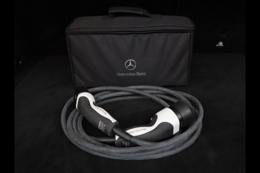 Mercedes-Benz EQC 400 4MATIC AMG Line 80 kWh | SOH 95.8% | Panoramadak | Trekhaak | Camera | Sfeerverlichting | Climate control | Half Leder | Stoelverwarming |