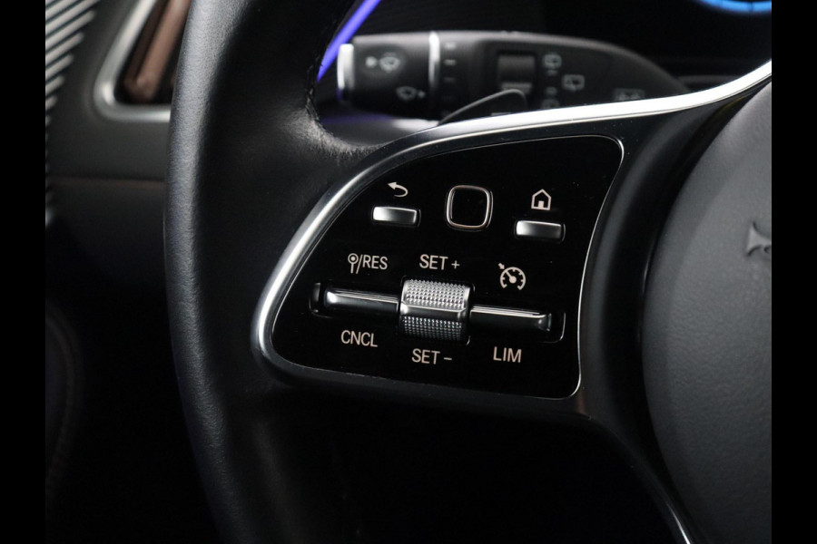 Mercedes-Benz EQC 400 4MATIC AMG Line 80 kWh | SOH 95.8% | Panoramadak | Trekhaak | Camera | Sfeerverlichting | Climate control | Half Leder | Stoelverwarming |