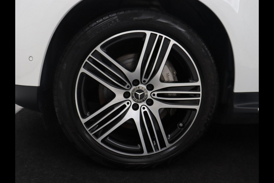 Mercedes-Benz EQC 400 4MATIC AMG Line 80 kWh | SOH 95.8% | Panoramadak | Trekhaak | Camera | Sfeerverlichting | Climate control | Half Leder | Stoelverwarming |