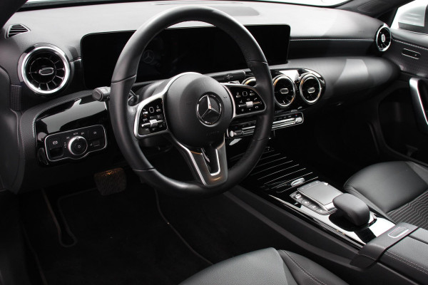 Mercedes-Benz A-Klasse 180 Progressive 7-DCT Navigatie Climate Control Virtual Cockpit Stoelverwarming 17" Lichtmetalen velgen Parkeer sensoren Cruise Control
