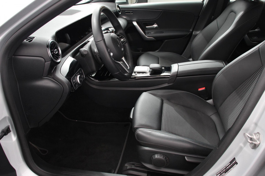 Mercedes-Benz A-Klasse 180 Progressive 7-DCT Navigatie Climate Control Virtual Cockpit Stoelverwarming 17" Lichtmetalen velgen Parkeer sensoren Cruise Control