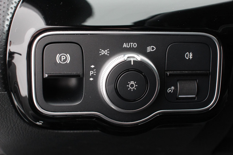 Mercedes-Benz A-Klasse 180 Progressive 7-DCT Navigatie Climate Control Virtual Cockpit Stoelverwarming 17" Lichtmetalen velgen Parkeer sensoren Cruise Control