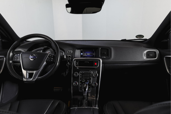 Volvo V60 2.0 T4 190 PK Business Sport - Automaat Org. NL. | S/K-Dak | Adapt. Cruise | Stoelverw. | Afn. Trekhaak | PDC | Camera | NAV | ECC | LM 18" |
