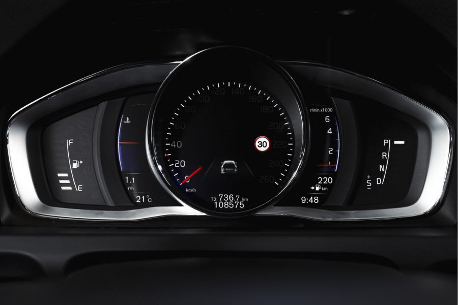 Volvo V60 2.0 T4 190 PK Business Sport - Automaat Org. NL. | S/K-Dak | Adapt. Cruise | Stoelverw. | Afn. Trekhaak | PDC | Camera | NAV | ECC | LM 18" |