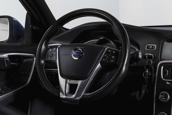 Volvo V60 2.0 T4 190 PK Business Sport - Automaat Org. NL. | S/K-Dak | Adapt. Cruise | Stoelverw. | Afn. Trekhaak | PDC | Camera | NAV | ECC | LM 18" |