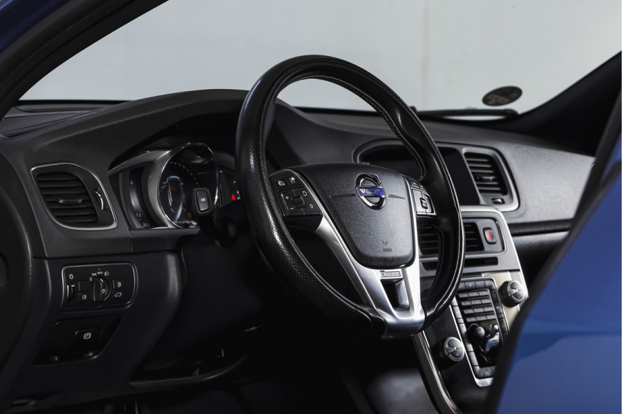 Volvo V60 2.0 T4 190 PK Business Sport - Automaat Org. NL. | S/K-Dak | Adapt. Cruise | Stoelverw. | Afn. Trekhaak | PDC | Camera | NAV | ECC | LM 18" |