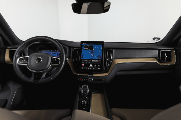 Volvo XC60 2.0 T8 Plug-in hybrid AWD Ultra Dark Org. NL. | Forest Lake | S/K-Panodak | Adapt. Cruise | Stoel-+Stuurverw. | PDC | 360 Camera | NAV + App. Connect | ECC | Elek. Klep | LM 22" |