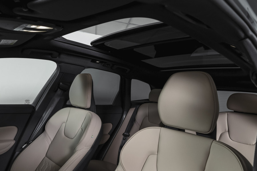 Volvo XC60 2.0 T8 Plug-in hybrid AWD Ultra Dark Org. NL. | Forest Lake | S/K-Panodak | Adapt. Cruise | Stoel-+Stuurverw. | PDC | 360 Camera | NAV + App. Connect | ECC | Elek. Klep | LM 22" |