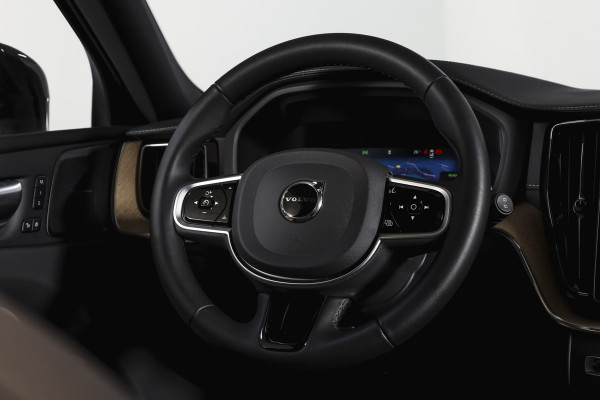 Volvo XC60 2.0 T8 Plug-in hybrid AWD Ultra Dark Org. NL. | Forest Lake | S/K-Panodak | Adapt. Cruise | Stoel-+Stuurverw. | PDC | 360 Camera | NAV + App. Connect | ECC | Elek. Klep | LM 22" |