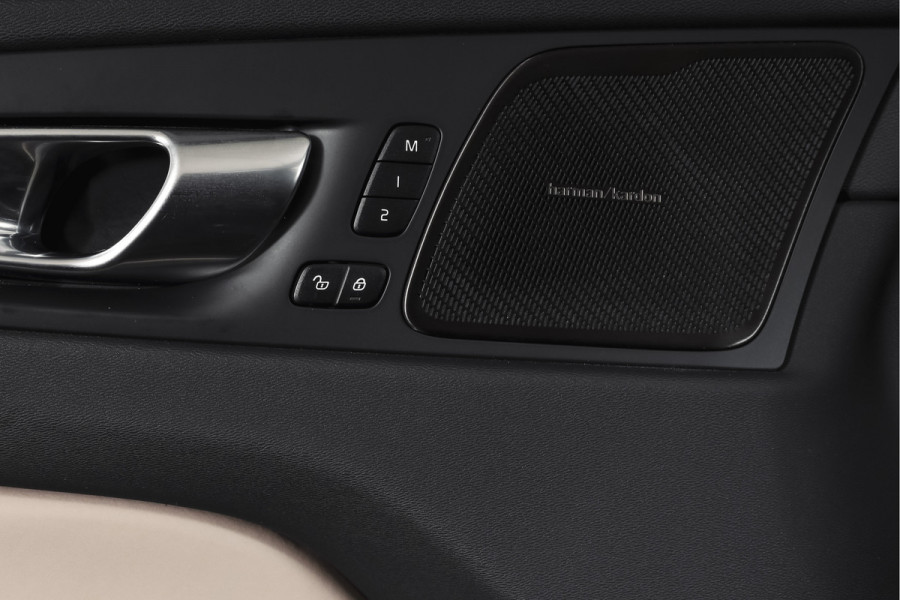 Volvo XC60 2.0 T8 Plug-in hybrid AWD Ultra Dark Org. NL. | Forest Lake | S/K-Panodak | Adapt. Cruise | Stoel-+Stuurverw. | PDC | 360 Camera | NAV + App. Connect | ECC | Elek. Klep | LM 22" |
