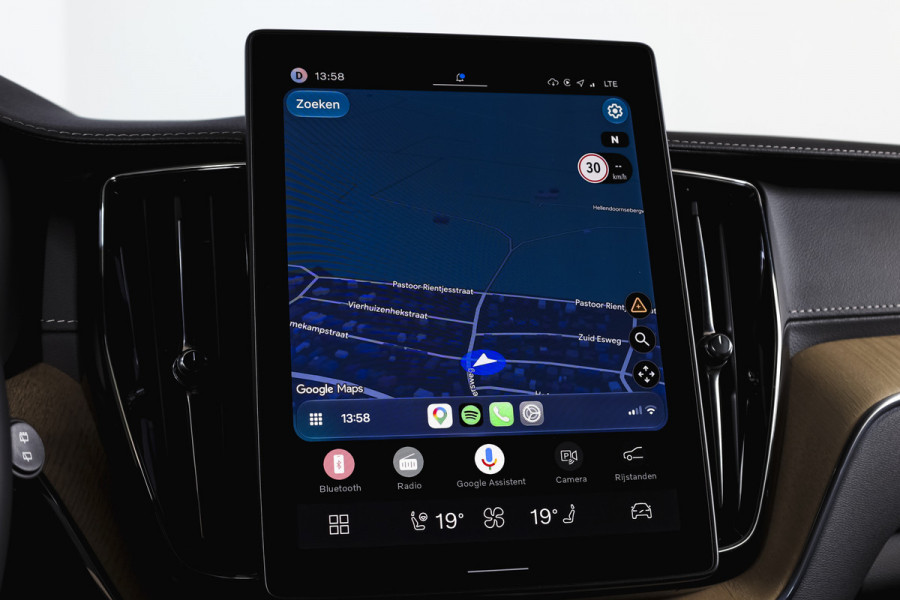 Volvo XC60 2.0 T8 Plug-in hybrid AWD Ultra Dark Org. NL. | Forest Lake | S/K-Panodak | Adapt. Cruise | Stoel-+Stuurverw. | PDC | 360 Camera | NAV + App. Connect | ECC | Elek. Klep | LM 22" |
