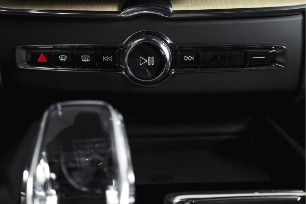 Volvo XC60 2.0 T8 Plug-in hybrid AWD Ultra Dark Org. NL. | Forest Lake | S/K-Panodak | Adapt. Cruise | Stoel-+Stuurverw. | PDC | 360 Camera | NAV + App. Connect | ECC | Elek. Klep | LM 22" |