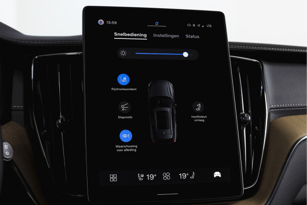 Volvo XC60 2.0 T8 Plug-in hybrid AWD Ultra Dark Org. NL. | Forest Lake | S/K-Panodak | Adapt. Cruise | Stoel-+Stuurverw. | PDC | 360 Camera | NAV + App. Connect | ECC | Elek. Klep | LM 22" |