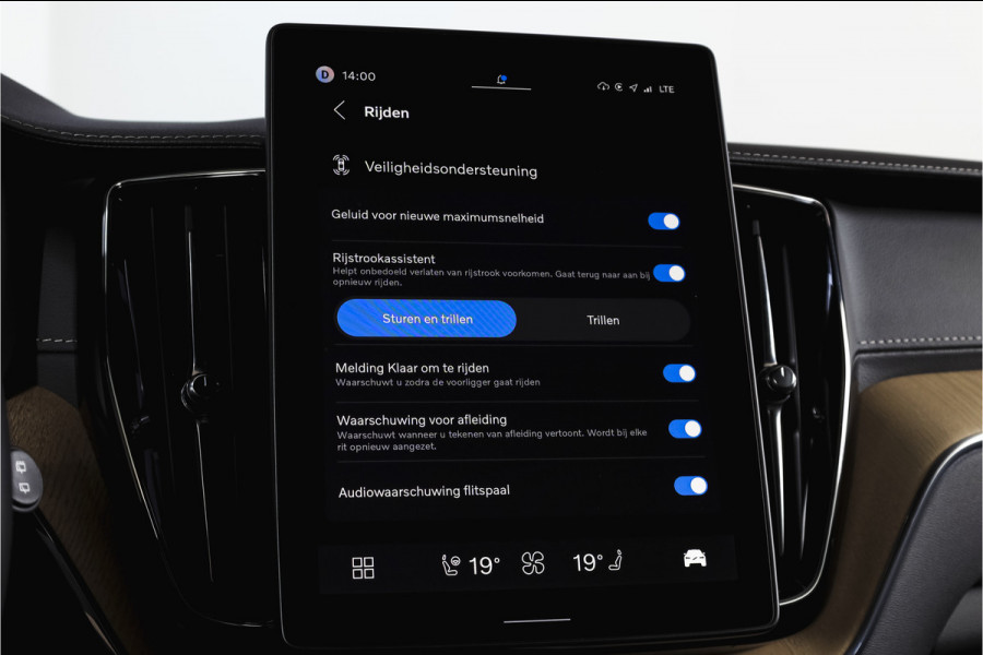 Volvo XC60 2.0 T8 Plug-in hybrid AWD Ultra Dark Org. NL. | Forest Lake | S/K-Panodak | Adapt. Cruise | Stoel-+Stuurverw. | PDC | 360 Camera | NAV + App. Connect | ECC | Elek. Klep | LM 22" |
