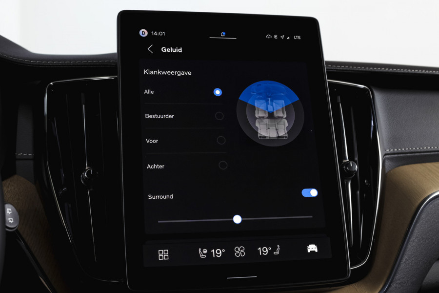 Volvo XC60 2.0 T8 Plug-in hybrid AWD Ultra Dark Org. NL. | Forest Lake | S/K-Panodak | Adapt. Cruise | Stoel-+Stuurverw. | PDC | 360 Camera | NAV + App. Connect | ECC | Elek. Klep | LM 22" |