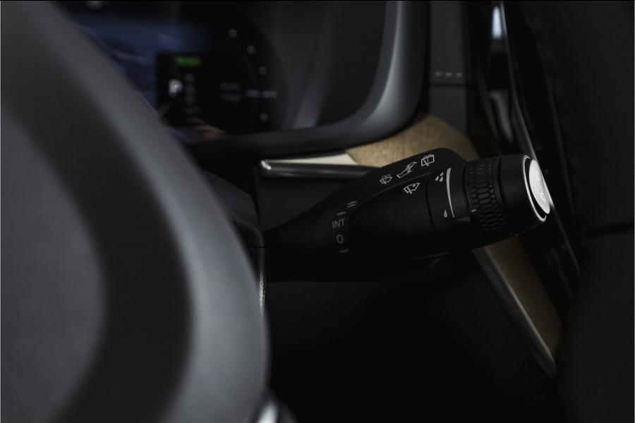 Volvo XC60 2.0 T8 Plug-in hybrid AWD Ultra Dark Org. NL. | Forest Lake | S/K-Panodak | Adapt. Cruise | Stoel-+Stuurverw. | PDC | 360 Camera | NAV + App. Connect | ECC | Elek. Klep | LM 22" |