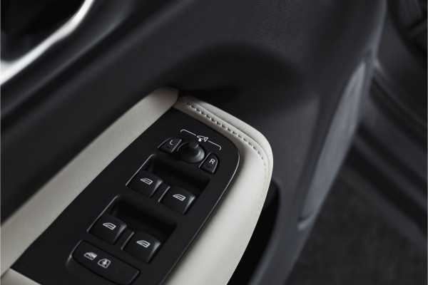 Volvo XC60 2.0 T8 Plug-in hybrid AWD Ultra Dark Org. NL. | Forest Lake | S/K-Panodak | Adapt. Cruise | Stoel-+Stuurverw. | PDC | 360 Camera | NAV + App. Connect | ECC | Elek. Klep | LM 22" |
