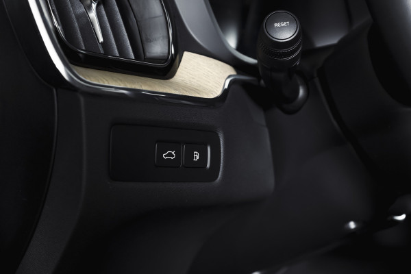 Volvo XC60 2.0 T8 Plug-in hybrid AWD Ultra Dark Org. NL. | Forest Lake | S/K-Panodak | Adapt. Cruise | Stoel-+Stuurverw. | PDC | 360 Camera | NAV + App. Connect | ECC | Elek. Klep | LM 22" |
