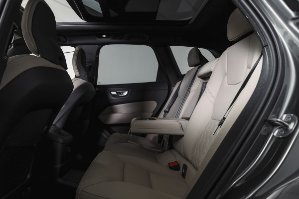 Volvo XC60 2.0 T8 Plug-in hybrid AWD Ultra Dark Org. NL. | Forest Lake | S/K-Panodak | Adapt. Cruise | Stoel-+Stuurverw. | PDC | 360 Camera | NAV + App. Connect | ECC | Elek. Klep | LM 22" |