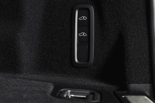 Volvo XC60 2.0 T8 Plug-in hybrid AWD Ultra Dark Org. NL. | Forest Lake | S/K-Panodak | Adapt. Cruise | Stoel-+Stuurverw. | PDC | 360 Camera | NAV + App. Connect | ECC | Elek. Klep | LM 22" |