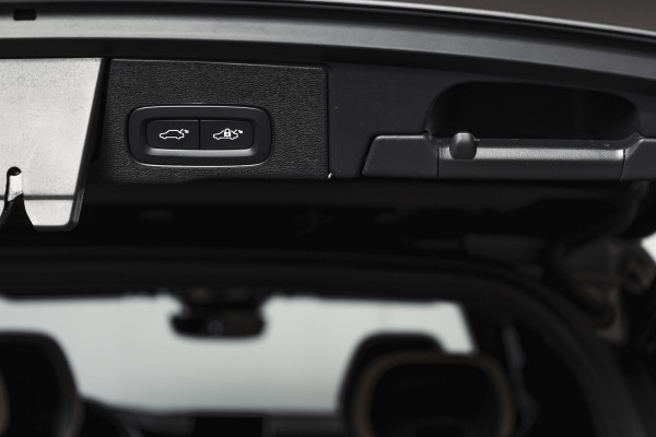 Volvo XC60 2.0 T8 Plug-in hybrid AWD Ultra Dark Org. NL. | Forest Lake | S/K-Panodak | Adapt. Cruise | Stoel-+Stuurverw. | PDC | 360 Camera | NAV + App. Connect | ECC | Elek. Klep | LM 22" |