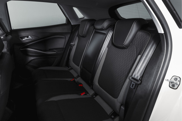 Opel Grandland 1.2 Turbo 130 PK GS Line - Automaat | Cruise | Winterpakket | PDC | Camera | NAV + App. Connect | ECC | DAB | LM 18" |