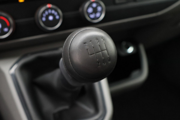 Volkswagen Transporter 2.0 TDI L2H1 28 150PK Trekhaak, Apple Carplay, DAB, Cruise, PDC