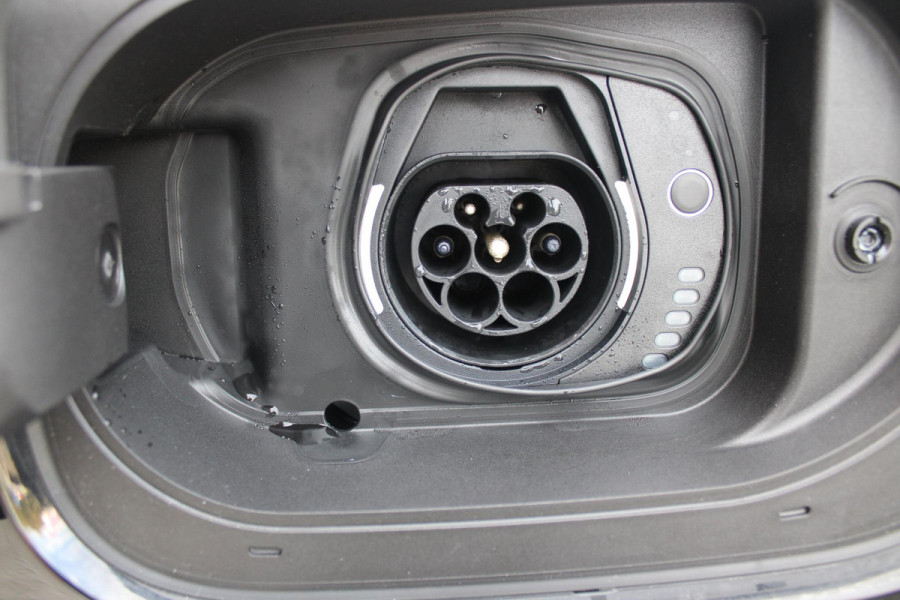Jeep Compass 4xe 240PK Plug-in Hybrid ELECTRIC UPLAND | LAGE KM STAND! | NAVIGATIE | DRAADLOZE APPLE CARPLAY/ANDROID AUTO | DRAADLOZE TELEFOONLADER | ALL SEASON BANDEN | KEYLESS ENTRY/START | ADAPTIVE CRUISE CONTROL | FULL LED KOPLAMPEN | 17" LICHTMETALEN VELGEN | CLIMATE CONTROL | DAB+ RADIO |