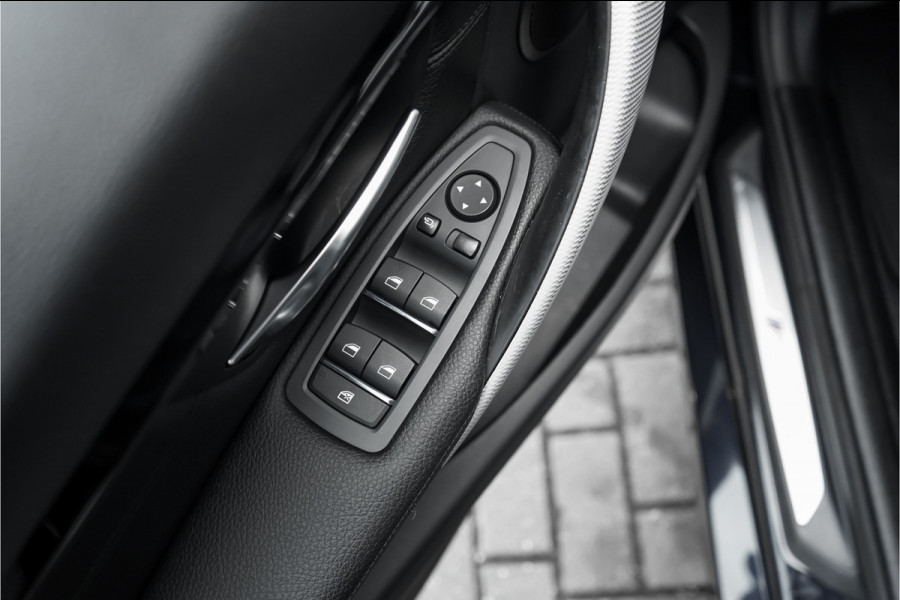 BMW 3 Serie Touring 330i High Executive M-Sport Pano Leder Stuur & Stoelverw PDC 19"